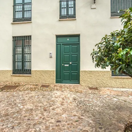 Alluring In Near The Castle Daire *